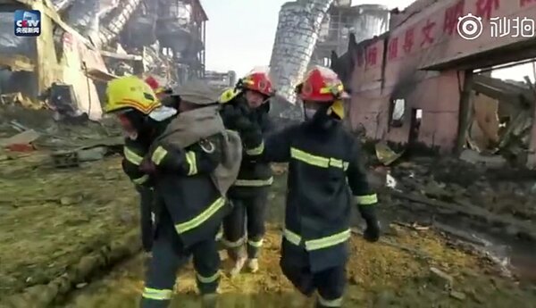 被困40小時後，響水爆炸事故現場一名生還者被救出。 世界日報記者蘇妍鳳／翻攝