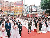 大甲媽祖見證　加拿大新人、同志情侶結婚　