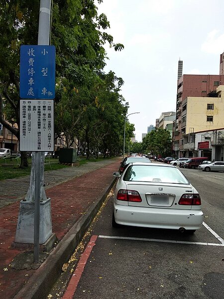 台中市增加路邊停車引起爭議,交通局表示避免車位被佔用。圖/交通局提供