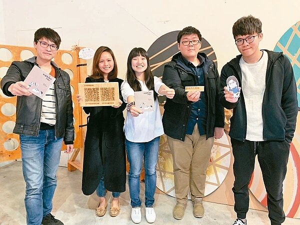 顏志翰(左起)、王乙寬、許汶蒨、郭晋麟、塗斌翰成功改造新竹至少30處社區,創造友善環境。 記者郭宣彣/攝影