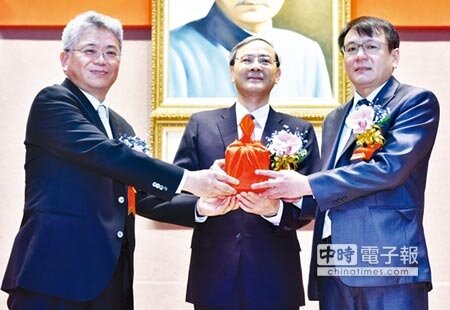 台灣菸酒公司25日舉行董事長交接典禮,在財政部次長阮清華(中)的監交下,台灣菸酒代理董事長暨財政部國產署署長曾國基(左)將職務交接給新任董事長丁彥哲(右)。圖/顏謙隆