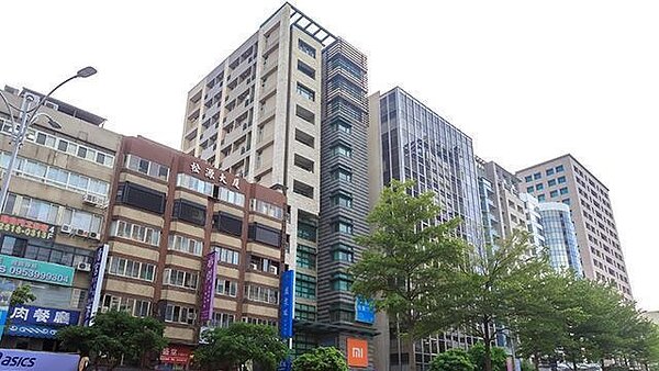 位於台北市蛋黃區的捷運行天宮站公宅,近期釋出17戶套房,台北市都發局一共收到965件申請,中籤率僅1.7%。圖/截攝自北市府網站