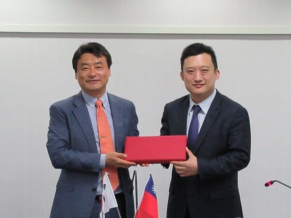 韓國大田通路(Daejeon Access)主席崔英造(左)拜會桃園市府秘書處長顏子傑(右)等多位首長,雙方就物聯網、科技、教育、文化、青年創業等,盼與搭起台韓合作橋樑。