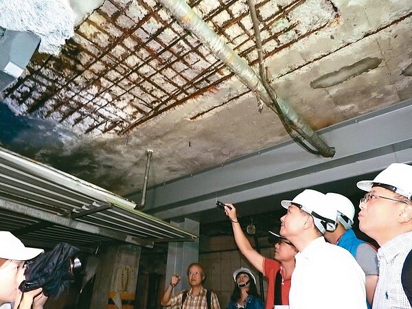 淡水東來大廈2012年被判定為海砂屋,地下室水泥嚴重剝落,新北市長侯友宜選舉時曾去了解情況,昨被市府公告畫定為都市更新地區。 圖/聯合報系資料照片