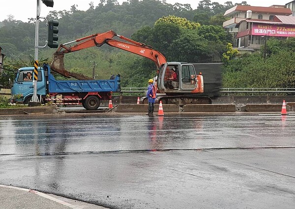 新北市淡水新市鎮的淡金路與濱海路交叉處,已經裝設紅綠燈,昨上午移除淡金路上分隔島(三角錐處),之後畫置交通標線,即可開放左轉。圖/議員陳偉杰提供