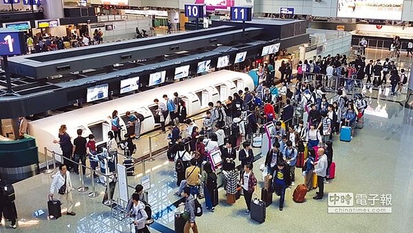 繼機場捷運A1站之後,桃園機場在第二航廈3樓出境大廳也設置了自助行李託運櫃檯專區,吸引了許多出國民眾聰明使用,體驗科技帶來的便利。 圖/桃園機場公司提供