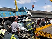 最新／國道一號貨車撞自小客車！2人一度受困