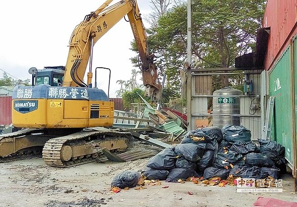 新北市五股中興路一處違建工廠多次非法焚燒廢棄物，遭環保局會同拆除大隊強制拆屋毀爐。（岳修翻攝）