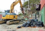 非法燒廢棄物　五股鐵皮工廠遭拆