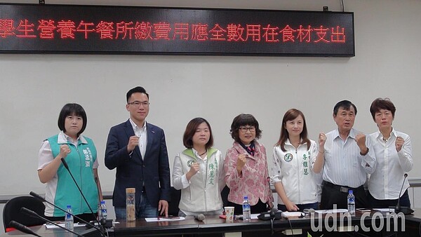 高雄市民進黨市議員李喬如、陳慧文、張漢忠、李雅慧、林智鴻、鄭孟洳及黃秋媖今天站出來為學童午餐爭取更多經費,主張不論中央或地方政府及民意機關,應當重視學校午餐費食材占比。記者謝梅芬/攝影