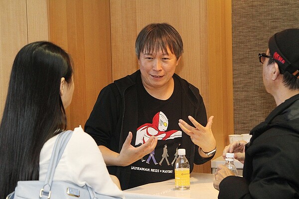 張哲生以《那些年我們一起聽的卡通歌》為主題,勾起大家共同的兒時記憶,座談結束後聽眾圍著張哲生暢聊經典卡通冷知識。(圖/永慶房屋提供)