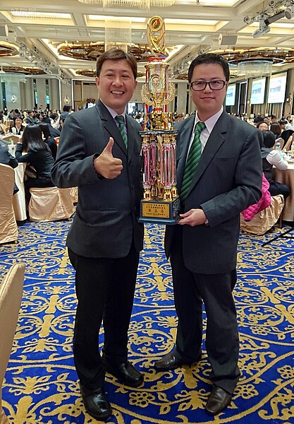 房屋台中秀泰圓滿加盟店在楊加立店東(左)的帶領有巢氏下,2018同時榮獲有巢氏房屋全國履保楷模獎、全國店總業績卓越獎、及全國個人總業績菁英獎