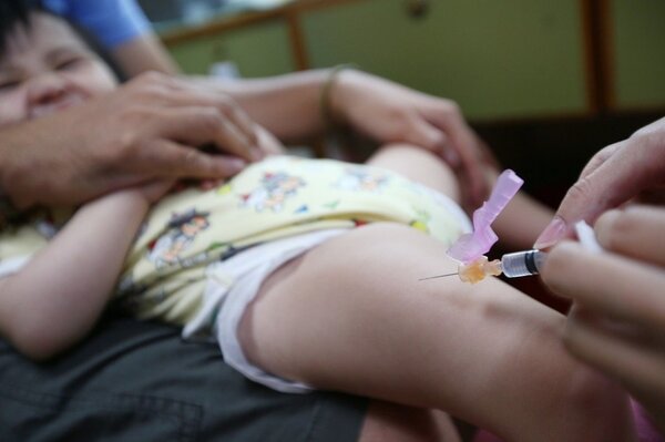 國內今年已累計10例百日咳個案，創四年同期新高，國內還有7700名2歲以下幼童，五合一疫苗未接種滿3劑基本劑。圖為接種疫苗示意圖。 聯合報資料照片