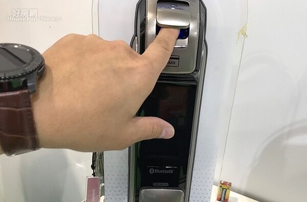 業者表示,智慧門鎖因為單價高,在台灣普及率僅約3成。李彥穎攝