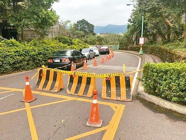 地主不滿龍潭區公所敗訴仍不管占用土地問題,在法院執行官到場下封路。 圖/取自桃市議員徐玉樹臉書