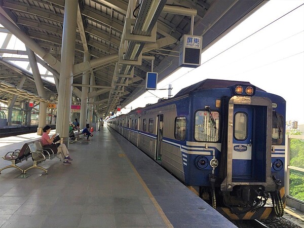 屏東至新左營之間的區間車目前有分區間車及區間快車，民眾搭乘時可以自己的需求選擇。圖／本報資料照