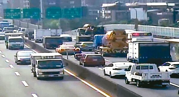 交通局統計,台64線快速道路一年發生事故件數多達561件。 圖/新北交通局提供