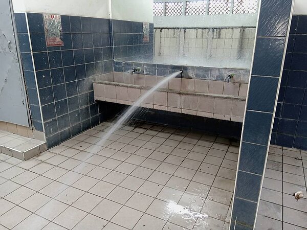 上週六(23日)公所接獲民眾通報,運動公園男廁水龍頭遭到破壞,不料相關人員前往現場了解卻發現,女廁水龍頭也斷掉,水柱不斷噴出。記者江國豪/翻攝