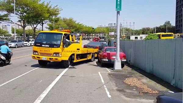 台中市警局交通大隊從昨天開始展開占用停車格的大執法，開罰300餘件、拖吊30餘輛車輛。圖／台中市交通大隊提供