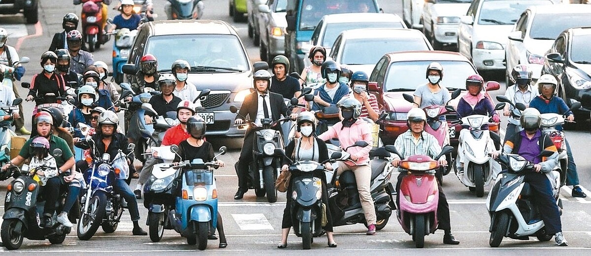 汽機車牌照稅繳費管道多，想享受延遲付款好處，選擇以信用卡繳費最方便。 聯合報系資料照