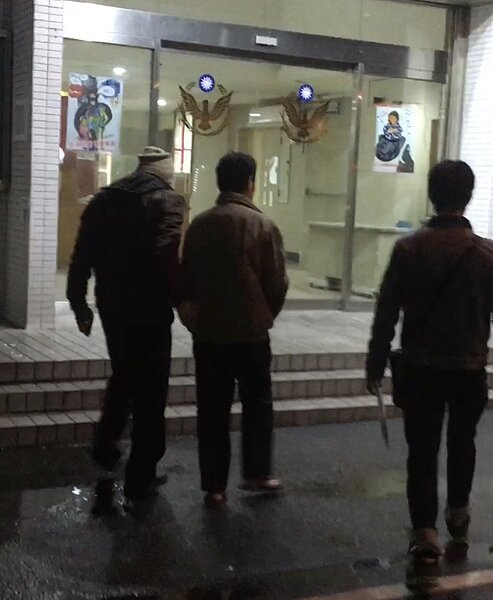 七堵所員警接獲民眾熱心傳送LINE訊息，反映社區某戶經常有「牛鬼蛇神」人士出入，查獲劉姓住戶涉嫌吸食海洛因送辦。圖／警方提供