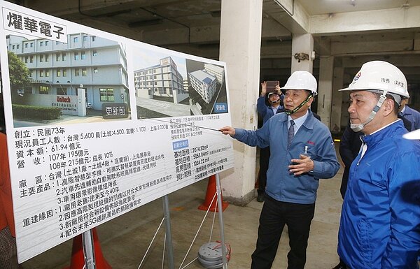 新北市長侯友宜（右）昨到土城工業區燿華電子瞭解「都市型工業區更新立體化發展方案」。記者王騰毅／攝影