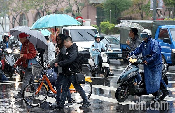 中央氣象局說,今天受鋒面通過影響,中部以北及東北部將轉為有短暫陣雨的天氣。