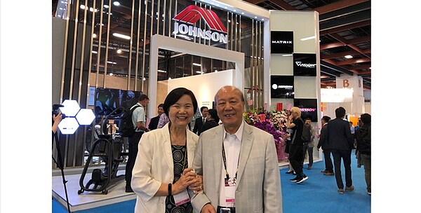 喬山在2019年TaiSPO,首次以小型展館方式呈現,相當特別。喬山董事長羅崑泉(右)偕同夫人何月欣,親臨會場視察。圖:劉朱松攝