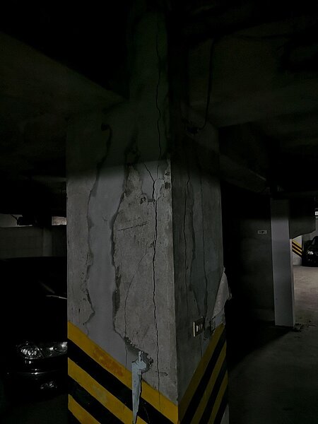 淡水東來大廈疏於管理維護又長期構造劣化,造成損壞情況日漸加劇,多次發生磁磚掉落等公安事件。圖/新北市工務局提供