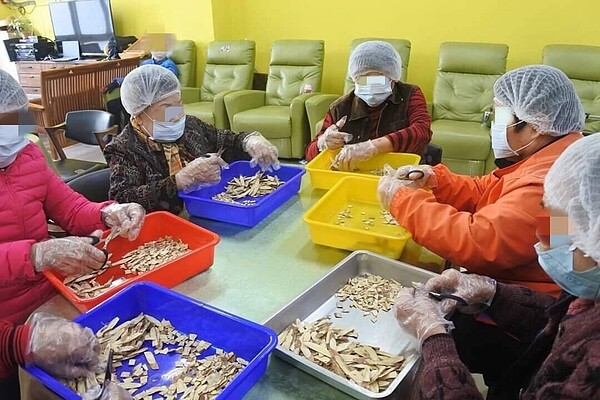 台南市議員林燕祝爆出,有日照中心利用受照顧的長者來包中藥材。圖/林燕祝提供