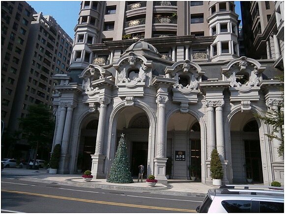 高雄豪宅社區「溫莎堡」下周二將法拍。圖／行政執行署高雄分署提供