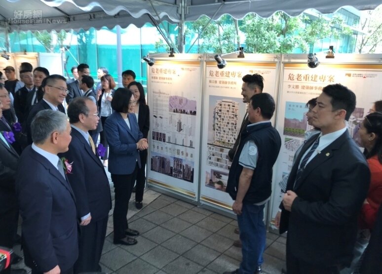台灣金融都更公司29日舉辦揭牌典禮和階段成果展,總統蔡英文出席時表示,2019年目標為都更加上危老重建共400案。李彥穎攝