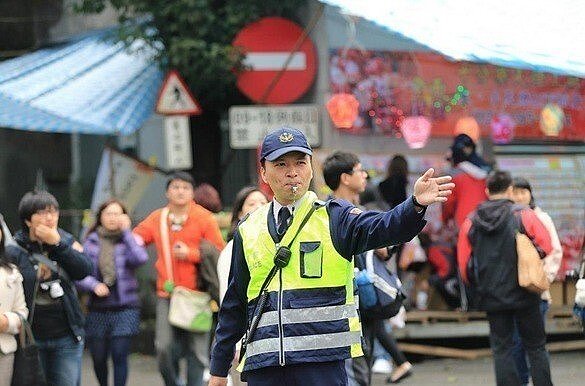 瑞芳警分局嚴陣以待,針對轄內瑞芳、貢寮、雙溪、平溪等東北角四大公墓區祭出交通疏導配套措施,警方呼籲,民眾臨行前可收聽警廣,或透過臉書瑞芳警好讚了解最新交通動態。圖/瑞芳警分局提供