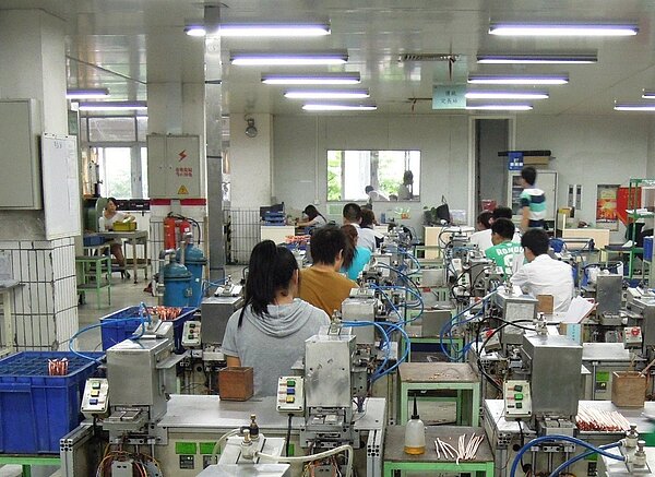 「歡迎台商回台投資行動方案」今年元旦起實施至今近四個月,經濟部表示,台商回台投資趨勢持續增溫。圖為廣東製造業工廠內生產線一景。 圖/聯合報系資料照片