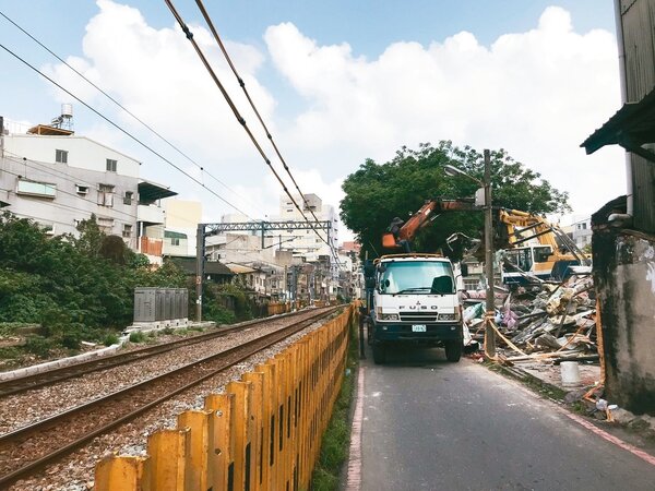 台南市區鐵路地下化工程昨為拆遷戶搬遷最後期限，部分屋主已自行拆除，有些則尚未搬離。 記者鄭維真／攝影