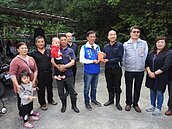 年輕夫妻月入3萬　9年生5胎累得很幸福