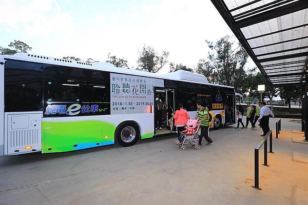 清明連假為花博展期最後一次連續假期,台中市府鼓勵遊客多搭乘火車、接駁車前往花博園區。(盧金足攝)