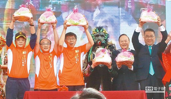 台北市長柯文哲(左三)和內政部長徐國勇(右)30日出席龍山國小100周年校慶,並和嘉賓高舉大壽桃祝壽。(趙雙傑攝)