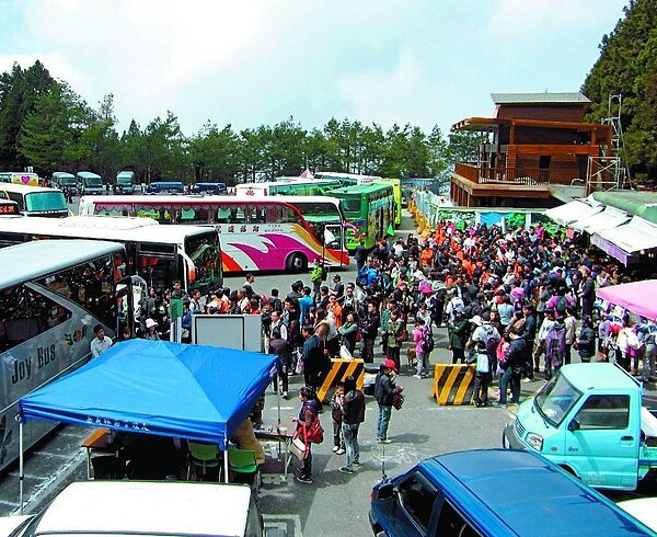 旅行業者表示,春遊補助打亂旅遊市場,最近遊覽車供不應求。本報資料照片