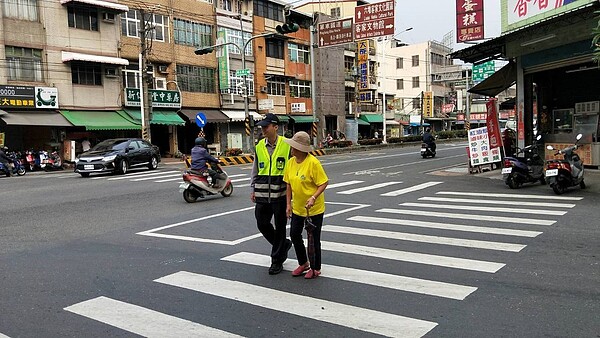 屏東分局加強宣導,希望提高高齡者對交通規則的認知,以降低高齡者交通事故。 圖/警方提供