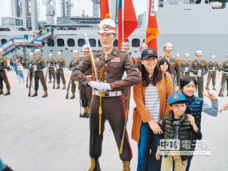 海軍敦睦艦隊抵花蓮港，民眾爭相與帥氣挺拔海陸儀隊合影。（許家寧攝） 