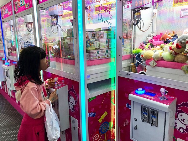 國稅局今起進行營業稅選案查核作業,近年很紅的夾娃娃機也入列。圖/聯合報系資料照片