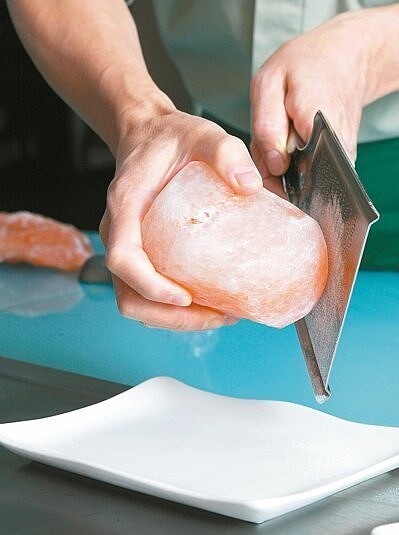 各種進口鹽琳瑯滿目,圖為喜馬拉雅岩鹽。 聯合報資料照片