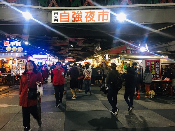 花蓮東大門夜市幅員廣大,由自強、福町等四個夜市組成。 楊欽亮 / 攝