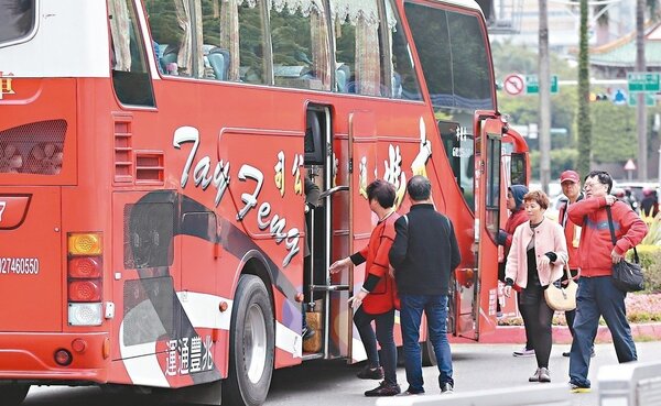 春遊補助上路，旅行業者表示最近遊覽車司機供不應求。圖為台北中正紀念堂前，旅客搭乘遊覽車。 記者林伯東／攝影