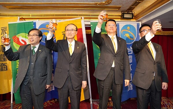 永慶房產集團董事長孫慶餘(左二)、永慶房產集團加盟事業處董事長劉炳耀(左一)、2永慶房產集團業務總經理葉凌棋(右二)、永慶房產集團加盟事業處總經理莊志成(右一),皆出席「聯賣區長訓練營」。(圖/永慶房屋提供)