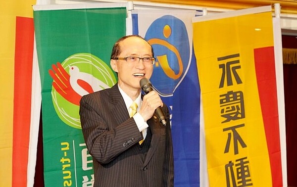 永慶房產集團董事長孫慶餘於中午午宴致詞,感謝現場所有菁英店東一同營造無私分享的環境。(圖/永慶房屋提供)