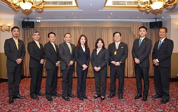 「聯賣區長訓練營」特別邀請9位聯賣區長,分享聯賣經驗與優勢,從左至右分別為:淡水聯賣區區長黃詩哲、台南聯賣區區長林宏、台中聯賣區區長洪相有、竹東聯賣區區長蘇福來、新湖聯賣區區長戴薰亭、竹北聯賣區區長徐文美、花蓮聯賣區區長黃國師、高雄聯賣區區長蔡亞志、桃園聯賣區區長李元勇。(圖/永慶房屋提供)