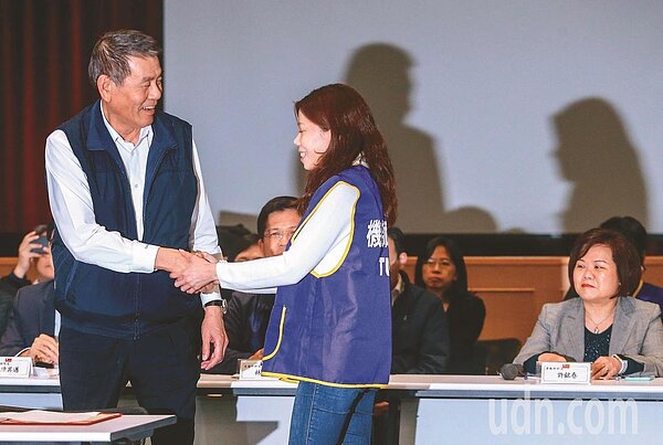 國內民航史上首次機師罷工在華航總經理謝世謙(左)與工會理事長李信燕簽署團體協議後,罷工行動正式停止。聯合報資料照片