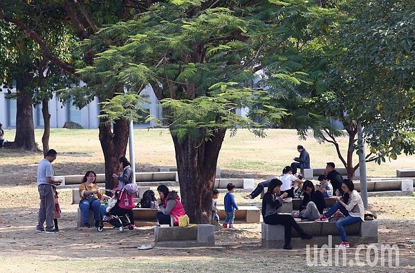中央氣象局表示,白天起東北季風減弱,氣溫稍回升。(聯合報資料照片。)